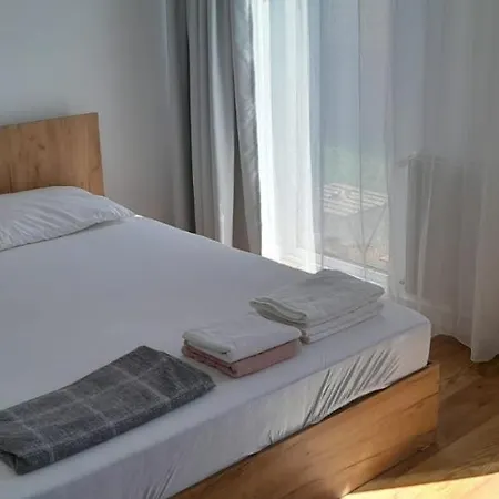 Coresi, 2 Camere, Sleeps 6 Large Private Garden Pets Welcome * Braşov