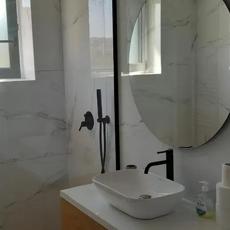 Coresi, 2 Camere, Sleeps 6 Large Private Garden Pets Welcome Lägenhet *