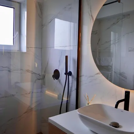 Coresi, 2 Camere, Sleeps 6 Large Private Garden Pets Welcome Lägenhet *