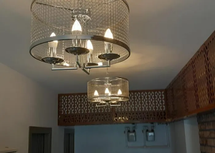 Coresi, 2 Camere, Sleeps 6 Large Private Garden Pets Welcome