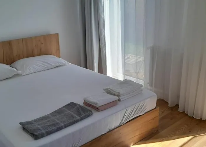 Coresi, 2 Camere, Sleeps 6 Large Private Garden Pets Welcome * Brasov