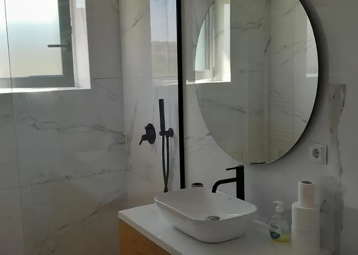 Coresi, 2 Camere, Sleeps 6 Large Private Garden Pets Welcome Apartment *