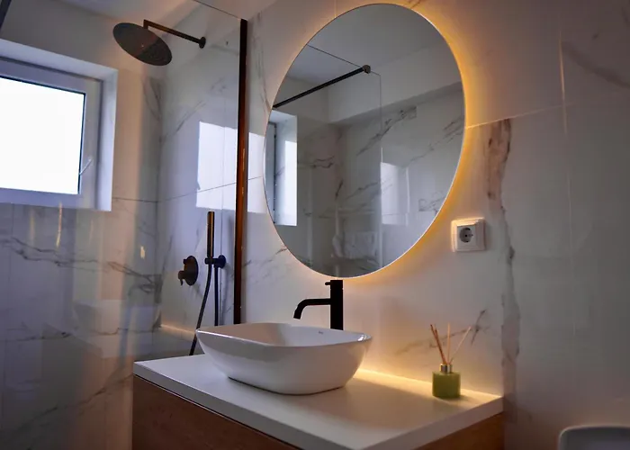 Coresi, 2 Camere, Sleeps 6 Large Private Garden Pets Welcome Apartment Brasov