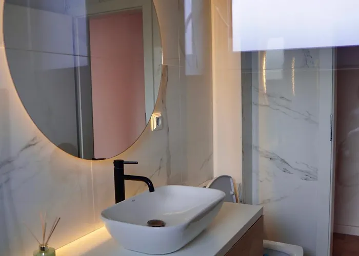 Coresi, 2 Camere, Sleeps 6 Large Private Garden Pets Welcome *