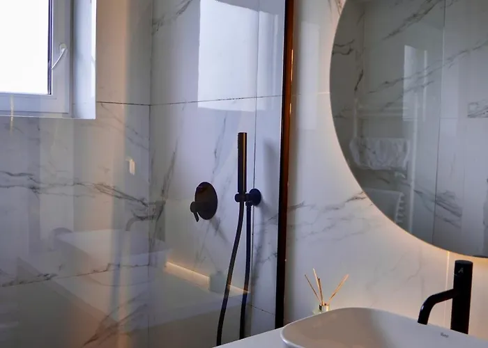 Coresi, 2 Camere, Sleeps 6 Large Private Garden Pets Welcome Apartment *