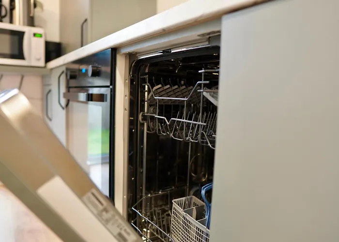 Coresi, 2 Camere, Sleeps 6 Large Private Garden Pets Welcome Apartment Brasov