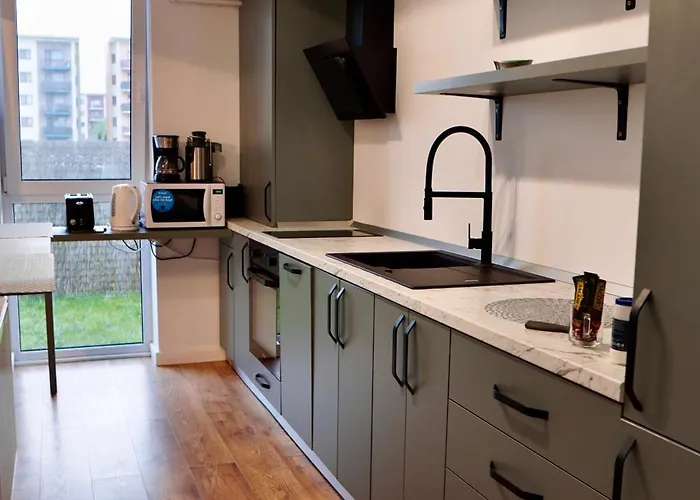 Apartament Coresi, 2 Camere, Sleeps 6 Large Private Garden Pets Welcome *